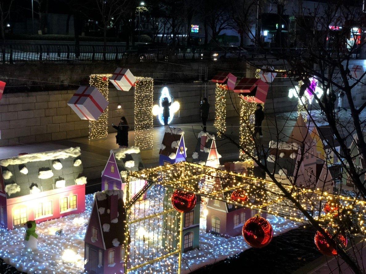 2025, christmas, lights, festival, beautiful, romantic, holiday, happy new year, 2025, lanterns, angels, heart, stream, cheonggyecheon, seoul, korea, jonggak